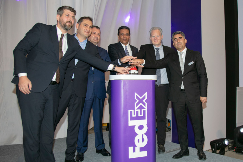 Directivos de FedEx durante la inauguración.