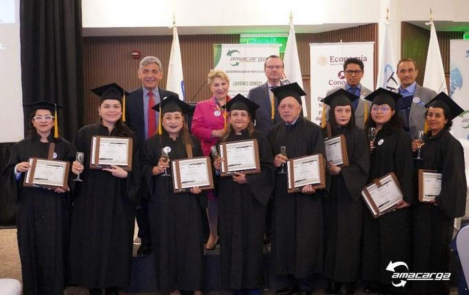 Alejandro Arola presidió la entrega de diplomas del curso de Amacarga. (Foto: Amacarga).