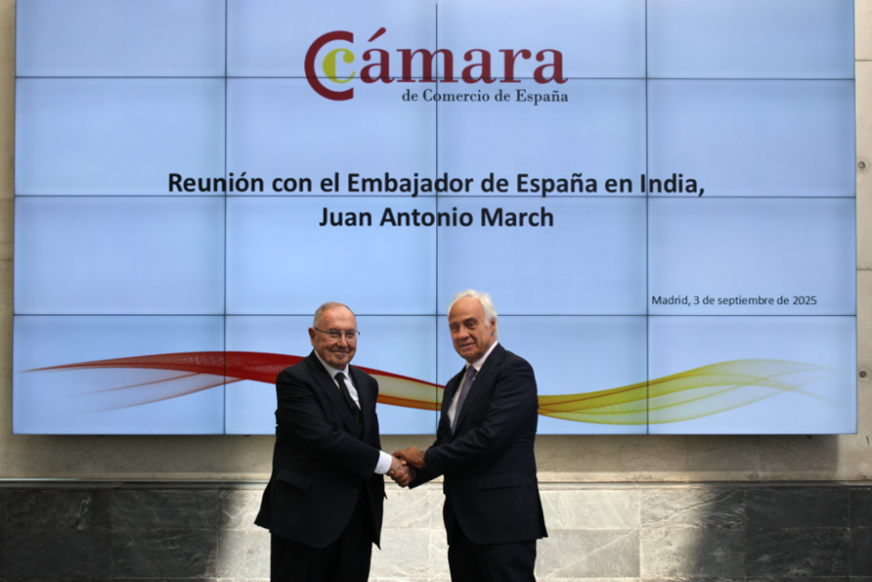 El presidente de Cámara de España, José Luis Bonet, a la izquierda, con Juan Antonio March, embajador de España en India.