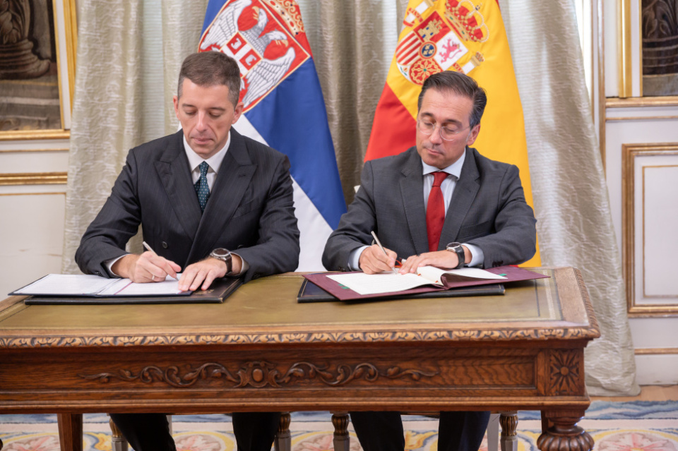 La reunión, celebrada en el Palacio de Viana, culminó con la firma de un acuerdo clave de cooperación.