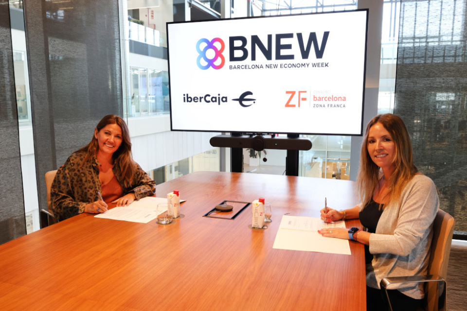Myriam Santos-Morán Torrens, directora territorial del Arco Mediterráneo de Ibercaja, y Blanca Sorigué, directora general del CZFB, han firmado el acuerdo.