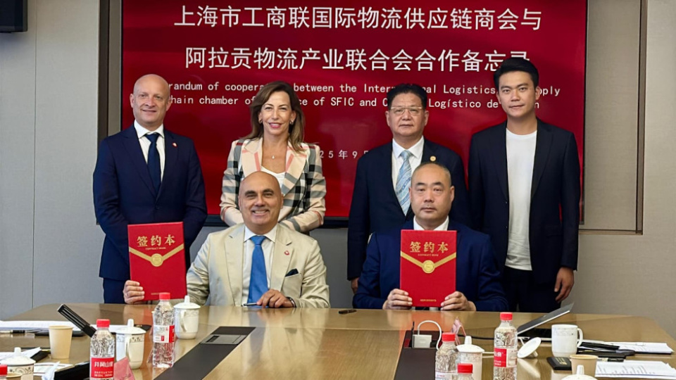 La alcaldesa de Zaragoza, Natalia Chueca, junto con representantes de las cámaras chinas y del Clúster de Logística de Aragón.