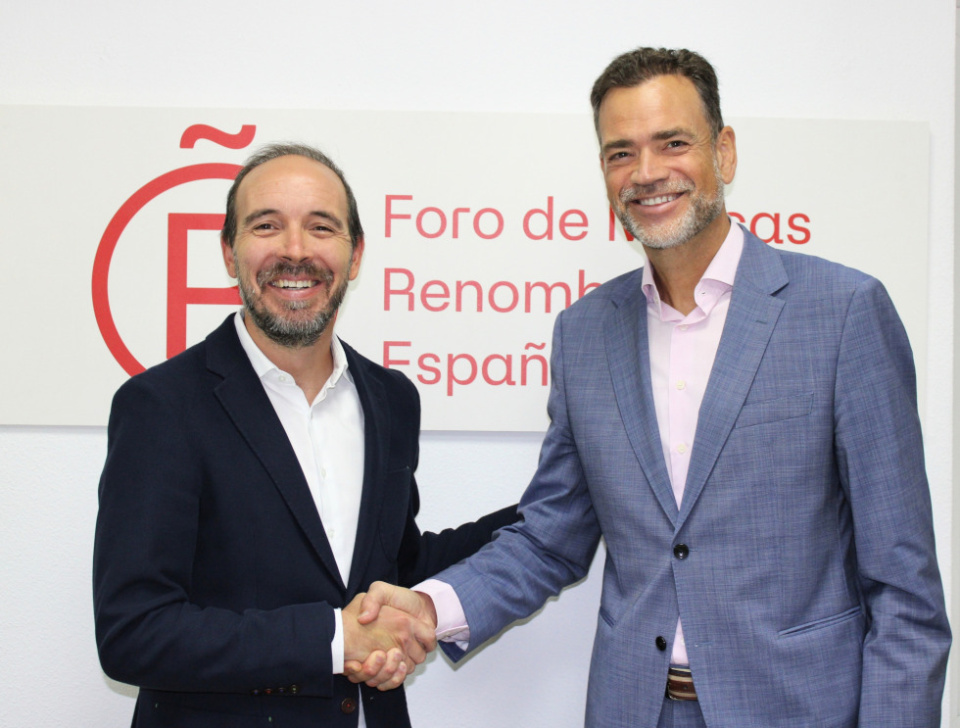 Pablo López Gil, director general del Foro de Marcas Renombradas Españolas, junto a Sebastián Cebrián, Villafañe Managing Director y Reputation Management & Analytics Director de Roman.