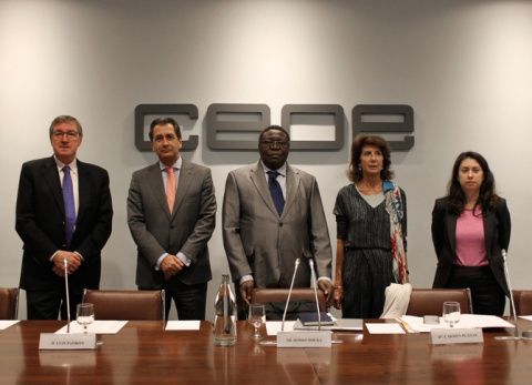 Participantes en el encuentro empresarial con el comisario de Energía y Minas de la CEDEAO ©CEOE