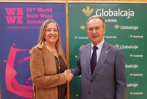 Otilia Romero, en representación de la WBWE y Carlos de la Sierra, presidente de Globalcaja.