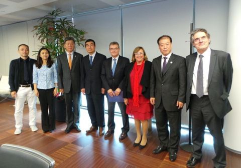 De dcha a izq.: Albert Oñate, Capt. Huang Cunxun, Rosa Puig, Santiago Garcia-Milà, Wang Zuwen, Wang Guoliang, Yu Tao y Xun Yu.