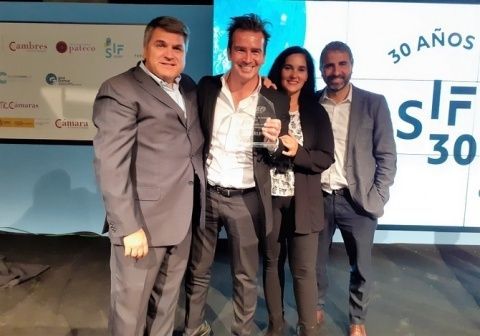 El equipo de Carlin que acudió el SIF de Valencia con el galardón en manos de su Director General, José Hernández. El equipo de Carlin que acudió el SIF de Valencia con el galardón en manos de su Director General, José Hernández.