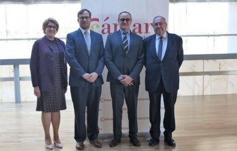 El presidente y la directora general de la Cámara de España junto a representantes del Banco Mundial, Jorge R. Meza y David C. Francis.