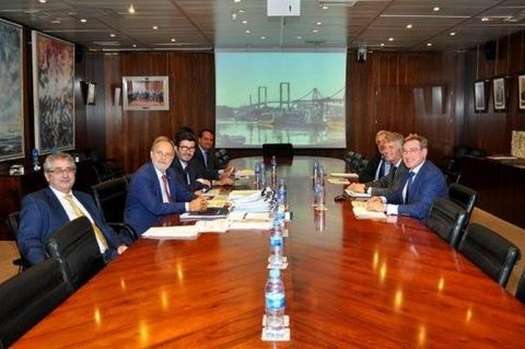 Los presidentes de Puertos del Estado y de la Autoridad Portuaria de Sevilla con sus respectivos equipos.