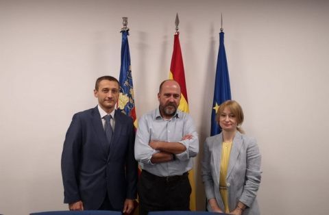 l encuentro finalizó con una visita a las instalaciones del puerto de Valencia.