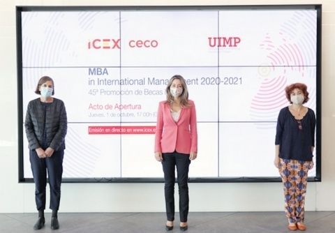 Xiana Méndez en el centro junto a María Peña y Mari Luz Morán.