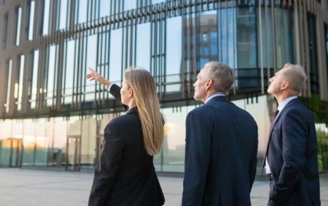 España sigue siendo un lugar atractivo para los extranjeros gracias al clima, calidad de vida, estabilidad, oportunidades de inversión y seguridad.