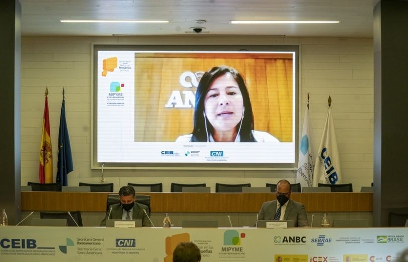 La vicepresidenta ejecutiva de la ANDI en Colombia, Paola Buendía, durante su intervención en el panel sobre Jóvenes Empresarios de América Latina.