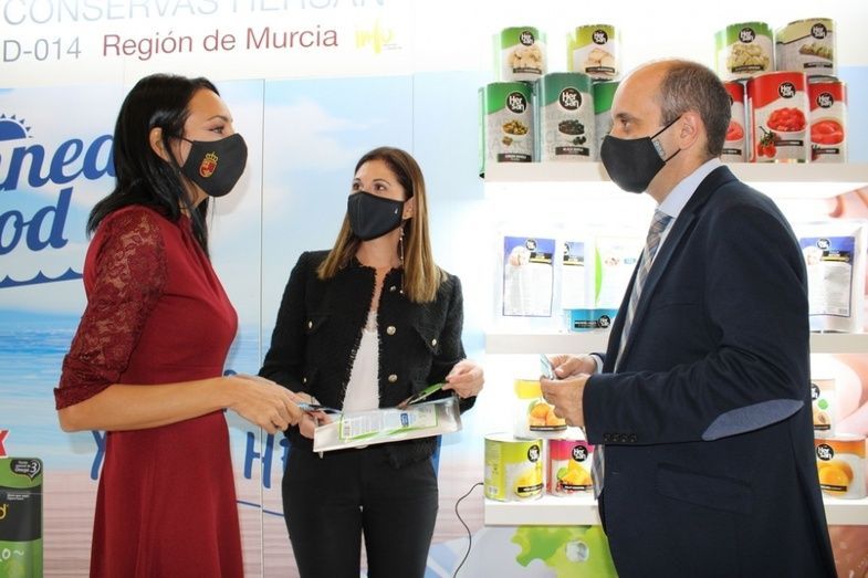 La consejera de Empresa, Empleo, Universidades y Portavocía, Valle Miguélez, y el director del INFO, Joaquín Gómez, durante su visita a las empresas murcianas en la feria de Anuga, en Colonia.