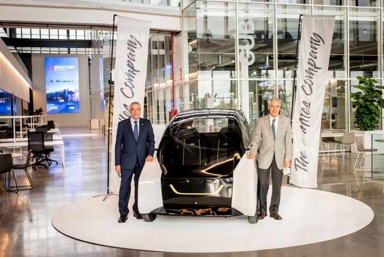 Pere Navarro delegado especial del Estado en el CZFB y presidente de DFactory Barcelona y Mike Hastewell, responsable de The e-Miles Company junto al novedoso vehículo eléctrico.