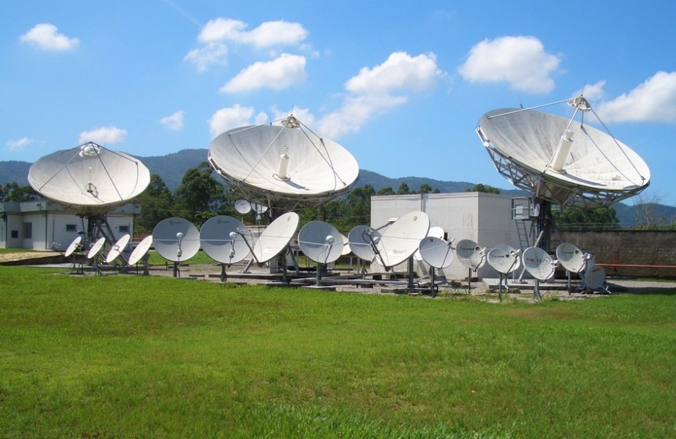 Indra, antena satelital.