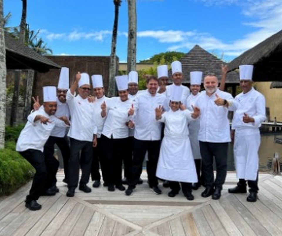 Javi Estévez y el equipo de cocina