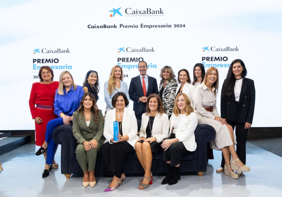 El consejero delegado de CaixaBank, Gonzalo Gortázar, ha sido el encargado de entregar el galardón.