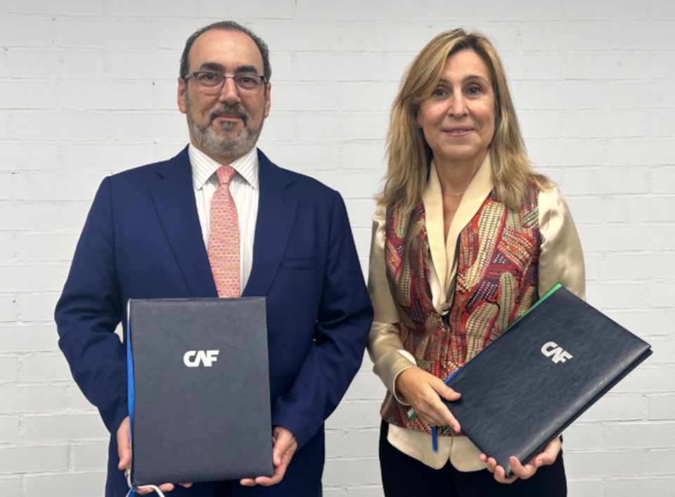 (De izq. a dcha.) El presidente ejecutivo de CAF, Sergio Díaz-Granados, y la presidenta de CEAPI, Núria Vilanova.