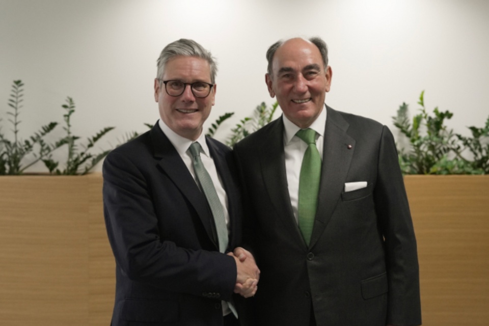 Ignacio Galán, presidente de Iberdrola, junto al primer ministro británico, Keir Starmer, en la Cumbre Internacional de Inversión.