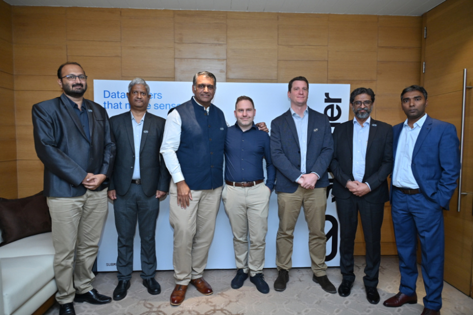 De izquierda a derecha: Dev Tyagi, presidente de Submer para Reino Unido, Irlanda e India; Patrick Smets, CEO de Submer; y Daniel Pope, cofundador de Submer