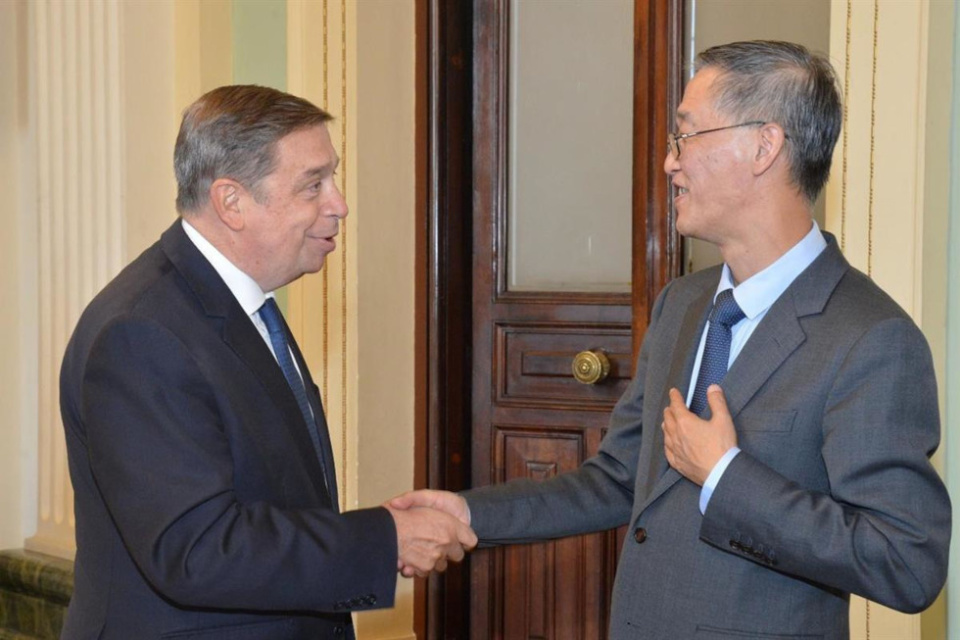 El ministro de Agricultura, Pesca y Alimentación, Luis Planas, y el embajador de la República Popular China en España, Yao Jing, en la sede del Ministerio.