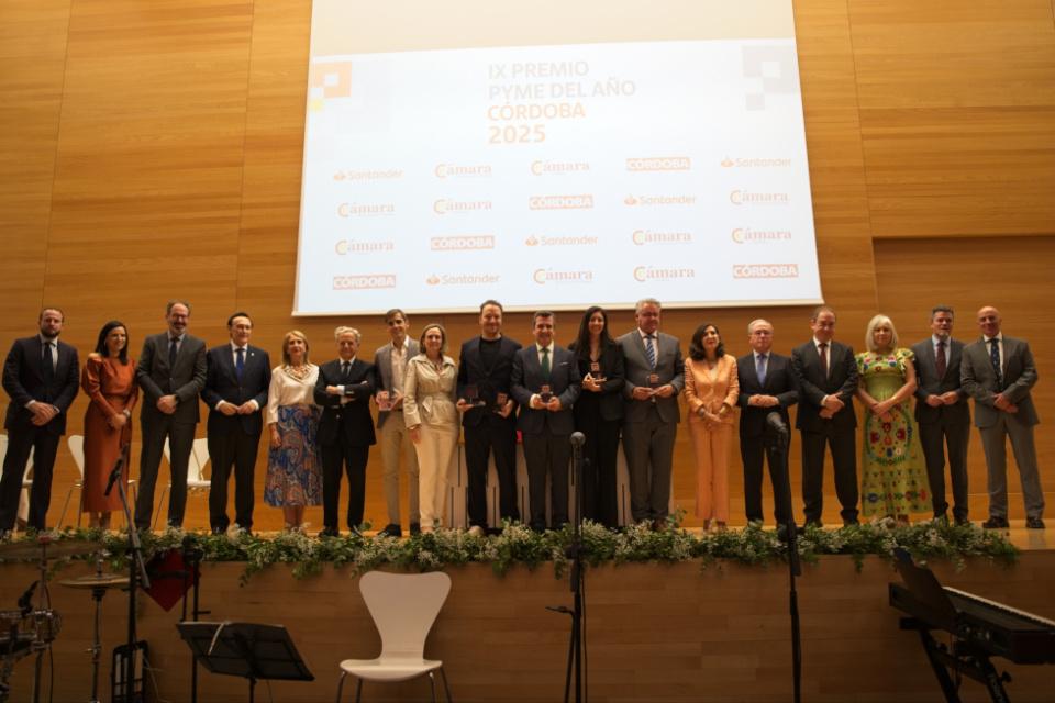 Foto de Familia con los premiados.