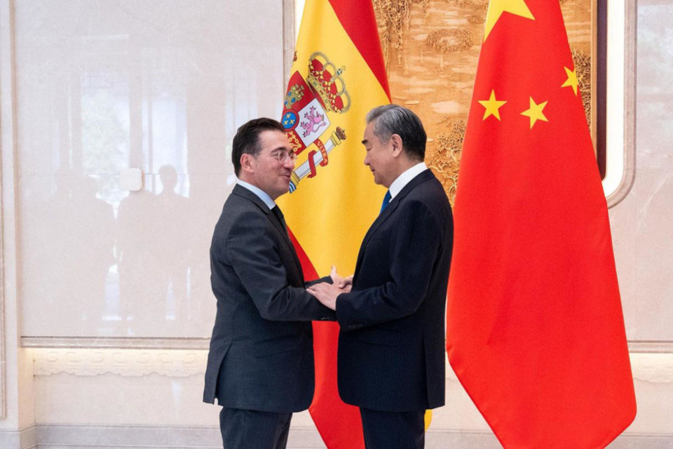 El ministro de Asuntos Exteriores, Unión Europea y Cooperación, José Manuel Albares, y su homólogo chino, Wang Yi. (Imagen: La Moncloa)