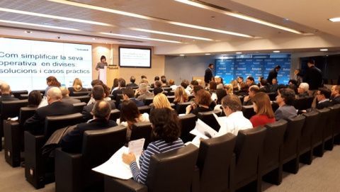 Más de un centenar de personas han completado el aforo del Auditorio de Banco Sabadell para asistir a este encuentro.