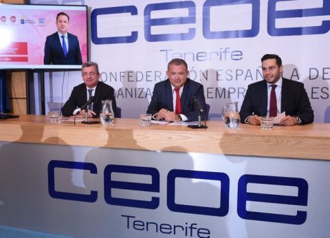 El director de Gabinete de Presidencia, Relaciones Internacionales e Institucionales de CEOE, Narciso Casado Martín, en un desayuno de trabajo organizado por AJE Tenerife  ©CEOE