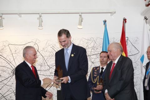 (De izq. a dcha.) Su Majestad el Rey Felipe VI entrega el premio al Enrique García en presencia de Alejandro Bulgheroni (izquierda) y Enrique V.Iglesias (derecha). Foto: CEAPI
