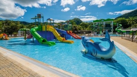 El nuevo Splash Water World cuenta con toboganes, chorros y juegos para el disfrute de los huéspedes de todas las edades.