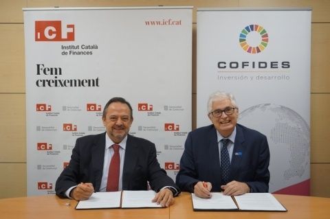En la firma del acuerdo, el consejero delegado del ICF, Josep-Ramón Sanromà, y el presidente de COFIDES, José Luis Curbelo.