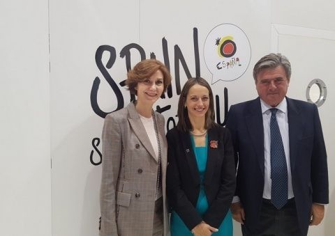 La secretaria de Estado de Turismo, Isabel Oliver se reúne con Helen Whately, en Londres.