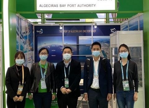 Los representantes del Puerto de Ningbo-Zhoushan, durante su visita al stand.