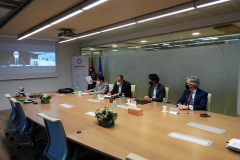 La formalización del acuerdo de financiación de COFIDES y el Instituto Vasco de Finanzas a la empresa vasca NBI Bearings Europe.