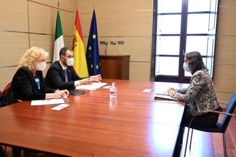 La ministra de Industria, Reyes Maroto, y su homólogo italiano en el marco de la XIX Cumbre entre España e Italia.