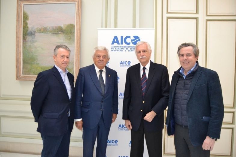 Los presidentes de las Cámaras de Uruguay, Ambrosio Bertolotti y de Bogotá, Jaime Mantilla, junto al Presidente de la Cámara de Sevilla, Francisco Herrero y el Director Gerente de Cámara Sevilla, Salvador Fernández.