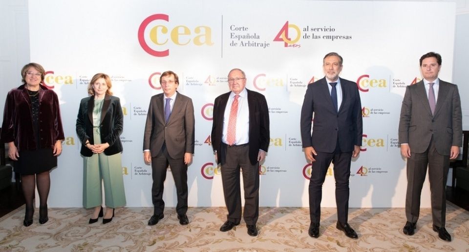 De izquierda a derecha: Inmaculada Riera, Elena Otero-Novas, José Luis Martínez-Almeida, José Luis Bonet, Enrique López y Adolfo Diaz Ambrona. De izquierda a derecha: Inmaculada Riera, Elena Otero-Novas, José Luis Martínez-Almeida, José Luis Bonet, Enrique López y Adolfo Diaz Ambrona.