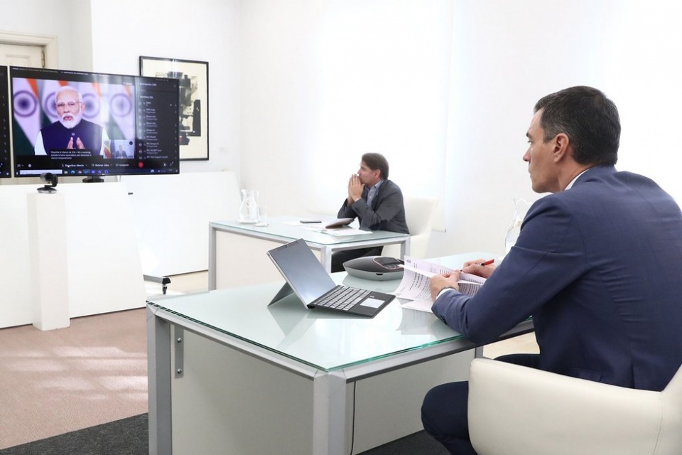 El presidente del Gobierno, Pedro Sánchez, durante su participación por videoconferencia en la cumbre de líderes del G20. Pool Moncloa/Fernando Calvo