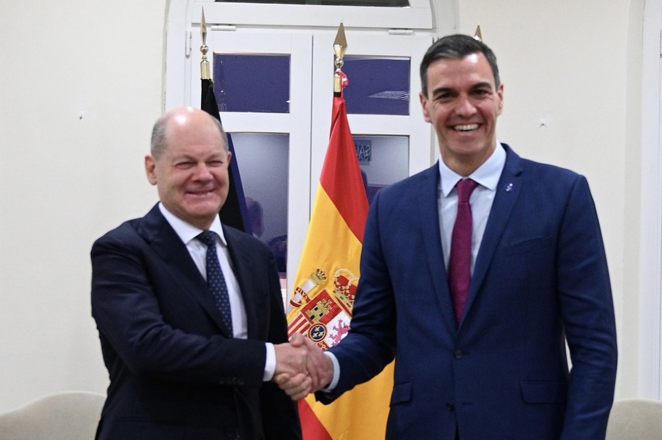 El presidente del Gobierno en funciones, Pedro Sánchez, y el canciller federal de Alemania, Olaf Scholz, se saludan al inicio de la reunión. Pool Moncloa/Borja Puig de la Bellacasa