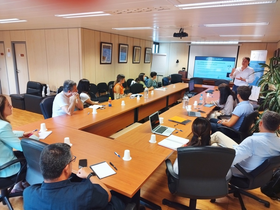 Formación de licitaciones en la cámara de comercio.