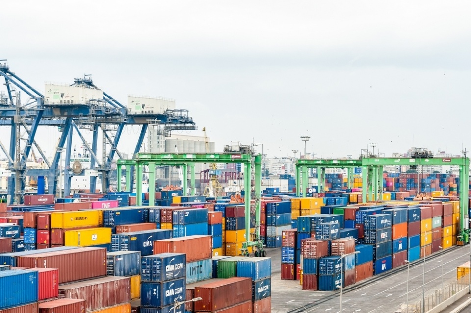 Contenedores en puerto.
