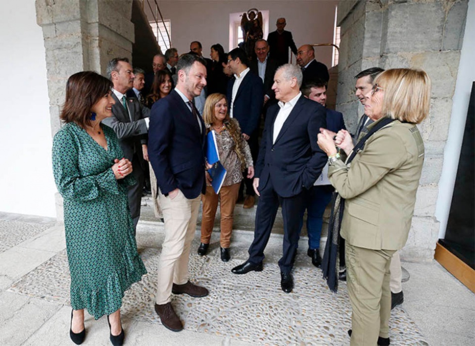 El consejero, junto a su equipo y los diputados participantes en la comisión parlamentaria (Foto: Lara Revilla).