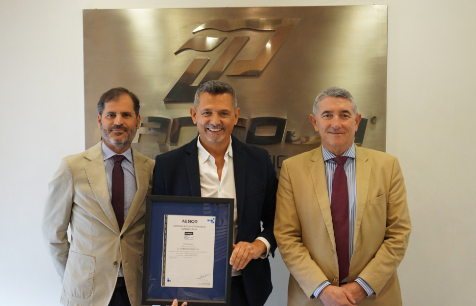 Aitor Medina, CFO y Compliance Officer de PANTOJA Grupo Logístico; centro, Javier Lafuente, CEO de PANTOJA Grupo Logístico; derecha Antonio Pérez Carreño,  Director de AENOR en Andalucía y Extremadura.