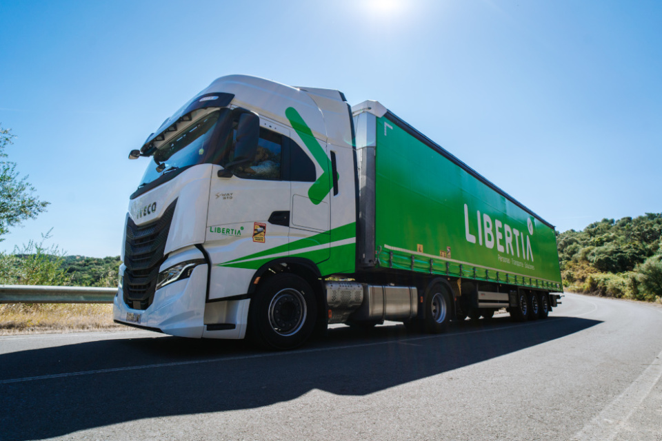 Cabeza tractora y lona de LIBERTIA, camino del puerto de Valencia.