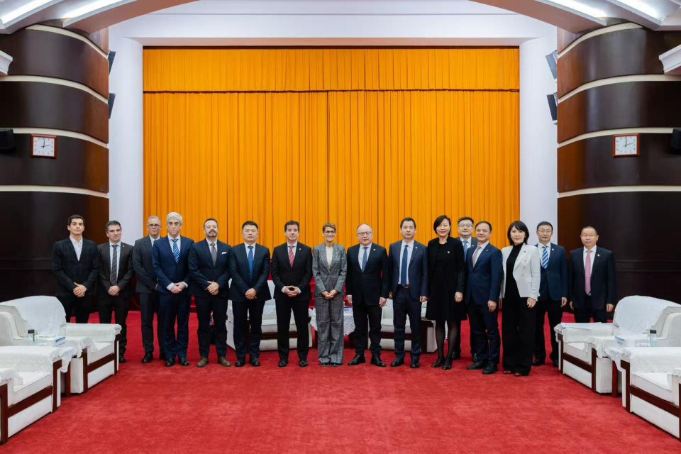 La Presidenta Chivite (centro), junto al consejero Irujo (izda), el presidente del Grupo CITIC, Xi Guohua (dcha) y el resto de representantes del grupo empresarial y de la delegación navarra. La Presidenta Chivite (centro), junto al consejero Irujo (izda), el presidente del Grupo CITIC, Xi Guohua (dcha) y el resto de representantes del grupo empresarial y de la delegación navarra.