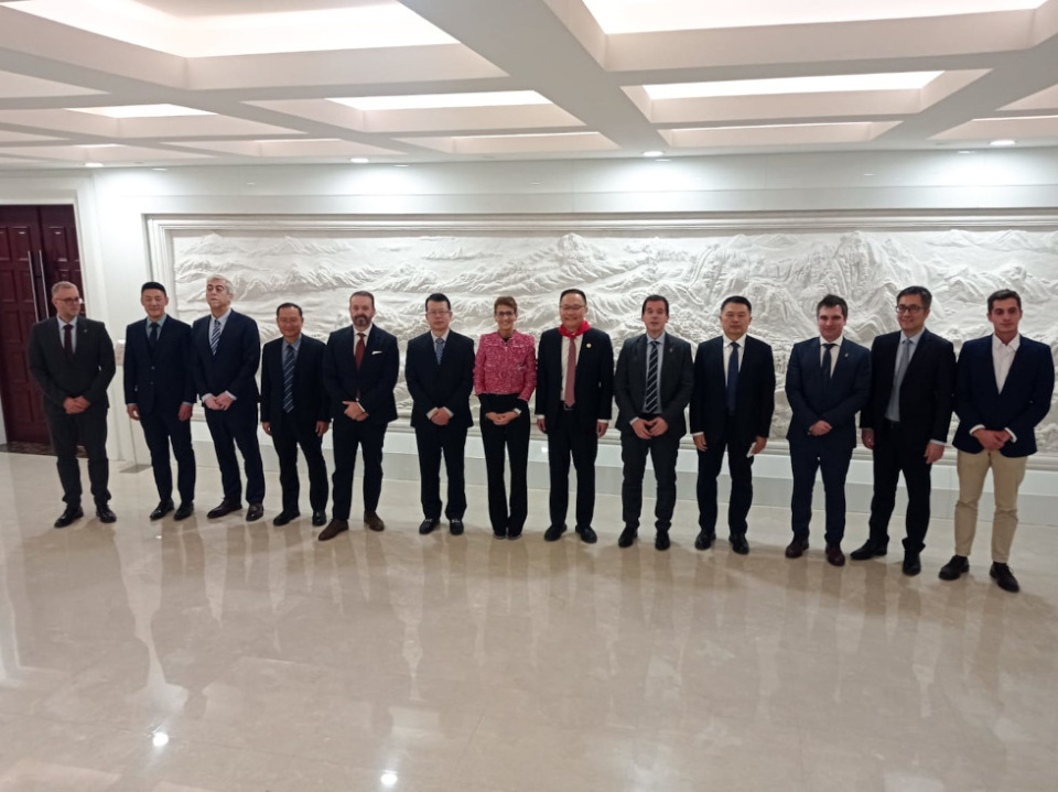 La Presidenta Chivite y el consejero Irujo junto al vicepresidente de la CCPIT, Jiannan Liu (en el centro), en la visita a la sede de la agencia china. La Presidenta Chivite y el consejero Irujo junto al vicepresidente de la CCPIT, Jiannan Liu (en el centro), en la visita a la sede de la agencia china.