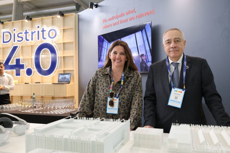 El delegado especial del Estado en el CZFB, Pere Navarro, y la directora general del CZFB, Blanca Sorigué.