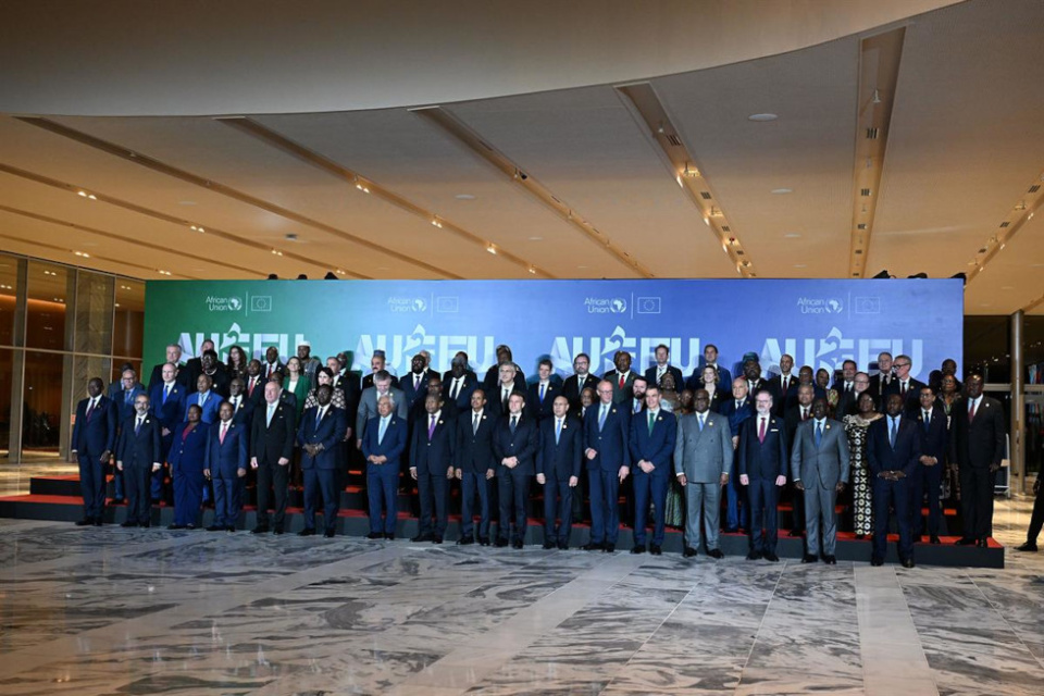 Foto de familia de la Cumbre Unión Africana - Unión Europea. | Pool Moncloa/Borja Puig de la Bellacasa. Foto de familia de la Cumbre Unión Africana - Unión Europea. | Pool Moncloa/Borja Puig de la Bellacasa.